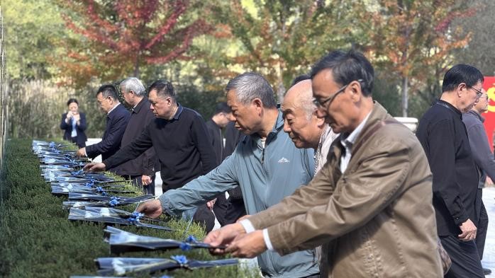 遼寧觀陵山福壽園舉辦“翰墨寫忠誠 ? 禮贊新時代” 遼寧省老年書畫研究會“喜迎國慶”書畫筆會活動(圖16)